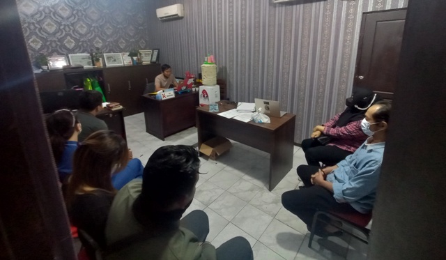 DIDATA: Pasangan mesum menjalani pemeriksaan di Ruang Tipiring Satsabhara Polres Mojokerto Kota, kemarin.