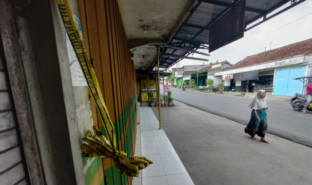 TUTUP: Situasi di Toko Emas Pribadi Baru, Desa Kupang, Kecamatan Jetis, kemarin. Sehari sebelumnya, toko ini dirampok oleh seorang pekerja bengkel asal Wringinanom, Gresik.
