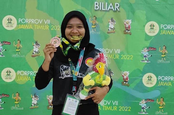 EMAS: Pebiliar putri Kota Mojokerto Nurma Ulifatul berhasil merebut emas Porprov VII.