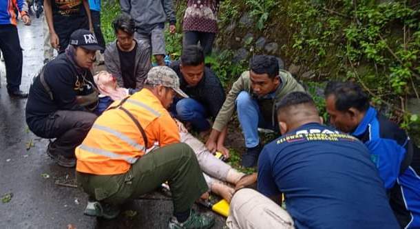 RINGSEK: Kondisi kendaraan yang terlibat kecelakaan di jalur Pacet-Cangar akibat rem blong, kemarin. (Dok Welirang Community Rescue for Jawaposradarmojokerto.id)