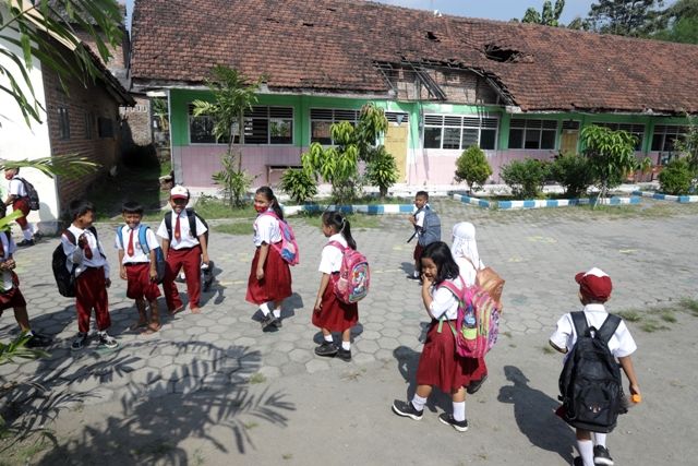 BERLUBANG: Kondisi bangunan SDN Jotangan, Kecamatan Mojosari yang mengalami kerusakan sejak empat tahun silam.