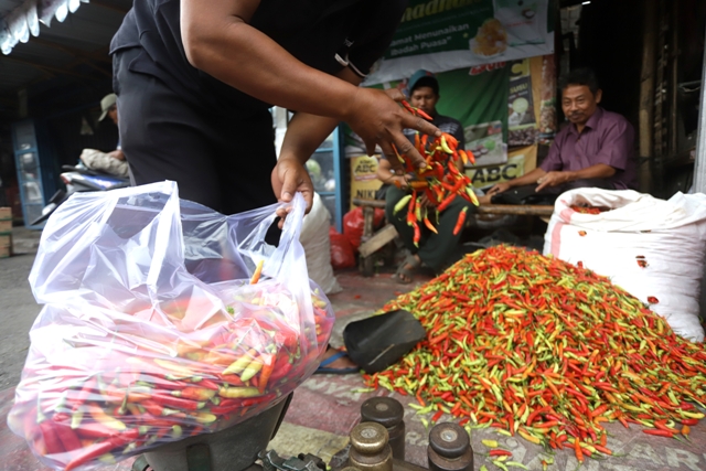MAKIN PEDAS: Pedagang cabai di Pasar Tanjung Anyar, Kota Mojokerto melayani pelanggannya, kemarin.