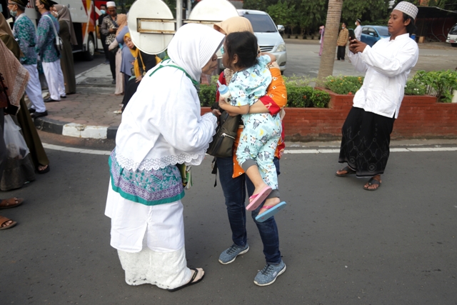 KE TANAH SUCI: Sejumlah CJH bercengkrama dengan keluarga di Pendapa Pemkab Mojokerto sebelum bertolak ke Tanah Suci, tahun lalu. (dok JPRM)