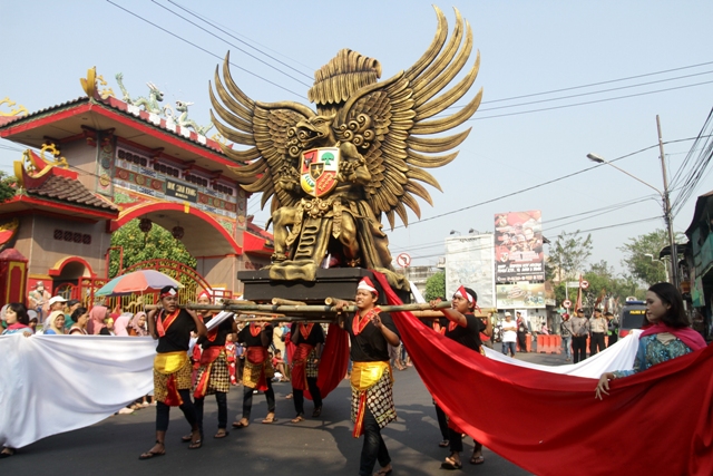 KEARIFAN LOKAL: Iring-iringan peserta Kirab Budaya Mojo Bangkit di Kota Mojokerto yang diselenggarakan sebelum pandemi Covid-19.