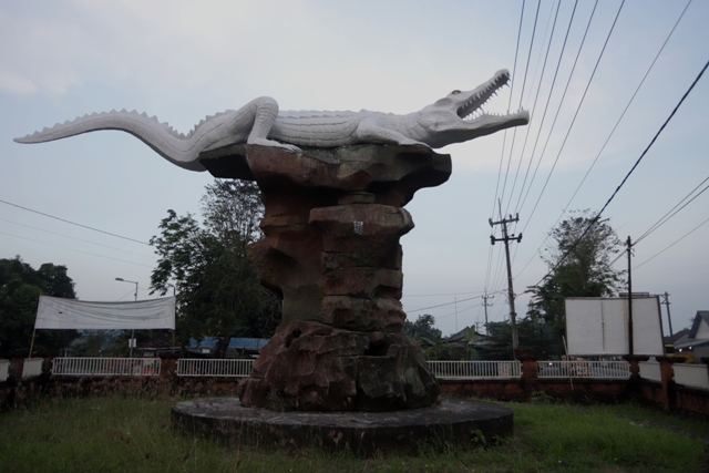 IKONIK: Tugu Buaya Putih yang dibangun untuk menghormati sosok legenda di Dusun Kemiri, Desa Kedungsari, Kecamatan Kemlagi.