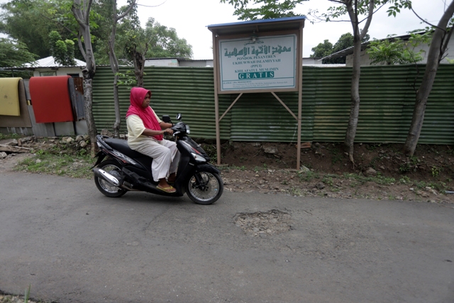 INDIKASI KUAT: Kalender yang berisi foto pimpinan Khilafatul Muslimin Abdul Qodir Baraja terpasang di Ponpes Ukhuwah Islamiyah, Desa Simbaringin, Kecamatan Kutorejo, Mojokerto, kemarin (13/6).