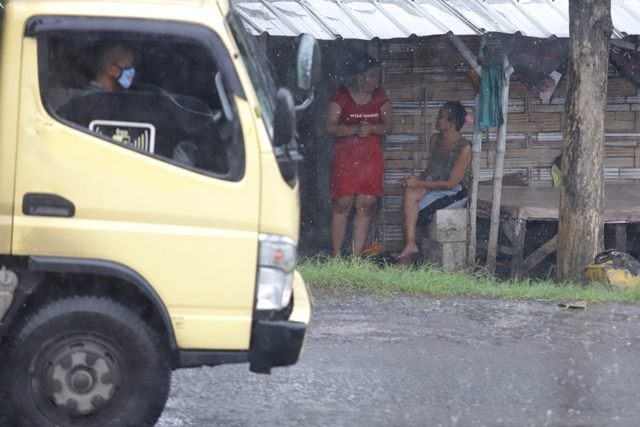 DIPANTAU: Suasana warung di tepi Jalan Bypass, Kota Mojokerto. Lokasi tersebut disinyalir menawarkan jasa prostitusi.