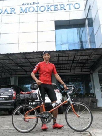 ASYIK: Fadholi bersama sepeda minitrek koleksinya sebelum berangkat gowes menuju Ponorogo kemarin.