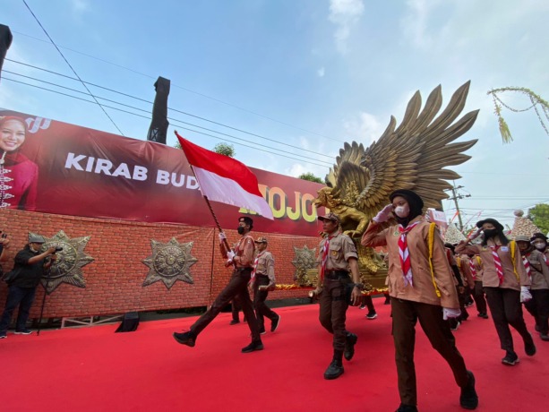 PARADE: Salah satu peserta kirab dari Pramuka Kota Mojokerto menampilkan barisan anggota pramuka yang membawa replika burung garuda berukuran raksasa, kemarin (25/6).