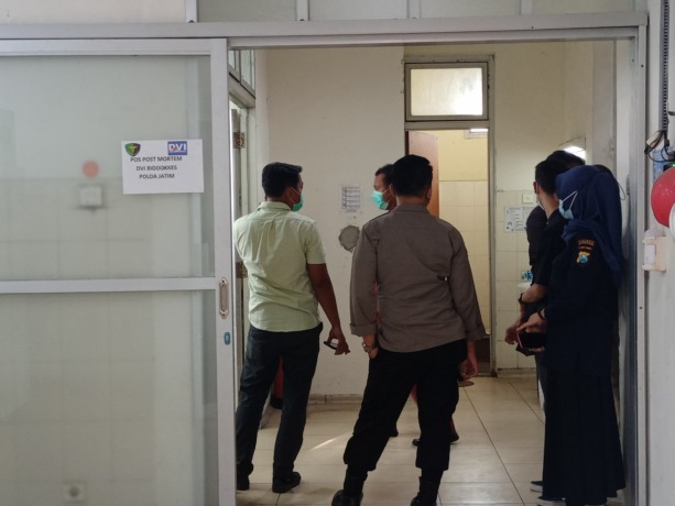 DISELIDIKI: Jenazah menjalani otopsi di RSUD dr Wahidin Sudiro Husodo, Kota Mojokerto, Kamis (23/6). Kematian Sulangsih diselidiki polisi.