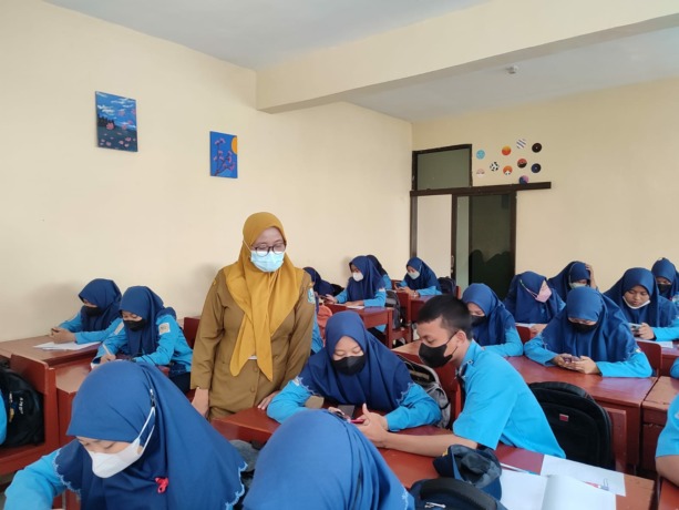 BURAM: Suasana kegiatan pembelajaran di SMK Negeri 1 Pungging. Hingga kini, masih banyak guru yang berstatus honorer di jenjang SMA/SMK Mojokerto.