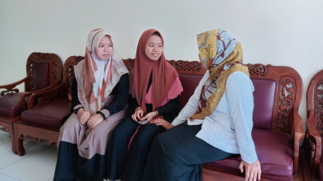 BERI SEMANGAT: Petugas Kemenag Kabupaten memberikan motivasi serta bimbingan ibadah haji pada kedua CJH termuda di kantor PPIH Kemenag Kabupaten, Desa Jabon, Kecamatan Mojoanyar, Senin lalu.