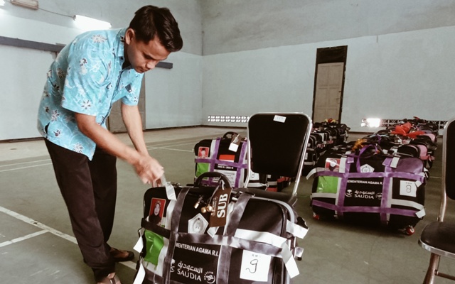 PERSIAPAN: Petugas menata koper para CJH kloter 29 yang dikumpulkan di kantor Kemenag Kabupaten pasca ditimbang, kemarin.