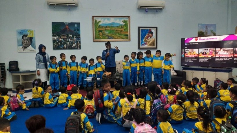 TERTIB: Para siswa usia dini TK Negeri Pembina 1 Trowulan menyimak arahan guru pendamping saat berkunjung ke kantor JPRM, kemarin.