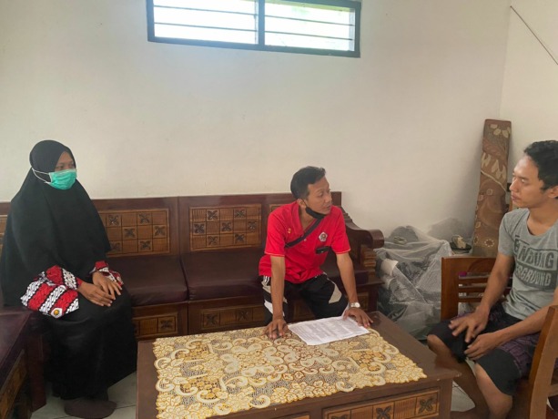 CEK DOMISILI: Petugas PPDB SMAN 1 Kota Mojokerto mensurvei rumah salah satu calon peserta didik baru sebagai salah satu proses verval berkas siswa, kemarin.