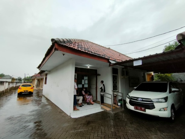 PEMBARUAN: Sejumlah warga menunggu giliran perbaikan data untuk mengaktifkan Penerima Bantuan Iuran Daerah (PBID) Jaminan Kesehatan di kantor Dinsos Kabupaten, Jalan RA Basuni, Kecamatan Sooko.