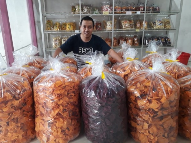 SIAP KIRIM: Oalahan keripik ketela ungu siap kirim ke para pelangganya di Kalimantan, kemarin (24/6).