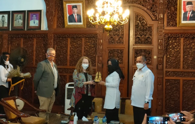 KAGUM: Bupati Ikfina Fahmawati mendampingi Konsulat Jenderal Australia Fiona Hoggart bersama Wakilnya Anthony Clark berkeliling mengunjungi beberapa wisata sejarah di Trowulan.