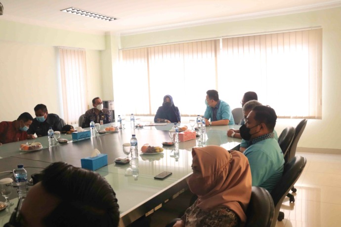 BUPATI Mojokerto Ikfina mengunjungi PT. Lautan Natural Krimerendo, di Desa Pesanggrahan, Kecamatan Kutorejo, Kabupaten Mojokerto, Selasa (28/6) siang.