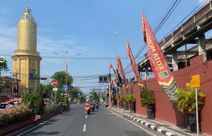 SEMARAK: Pernak-pernik Hari Jadi Ke-104 Kota Mojokerto yang menghiasi jalan protokol hingga di lingkungan se-Kota Mojokerto.