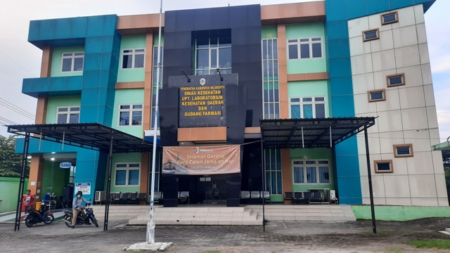 LABORATORIUM: UPTD Labkesda Dinkes Kabupaten Mojokerto di Jalan Raya Jabon, Kecamatan Mojoanyar yang menjadi tempat tes swab PCR bagi CJH.