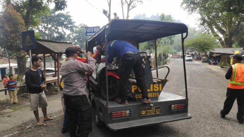 NAHAS: Motor korban diamankan petugas dan relawan usai mengalami rem blong di jalur Pacet-Cangar kemarin.