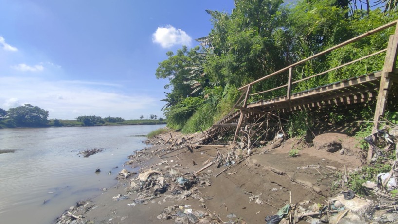 PUTUS: Kondisi jembatan apung Batang, Desa Candiharjo, dan Sutam, Desa Tambakrejo yang putus sejak pertengahan tahun lalu karena membahayakan penyeberang saat debit air di Kali Porong naik.