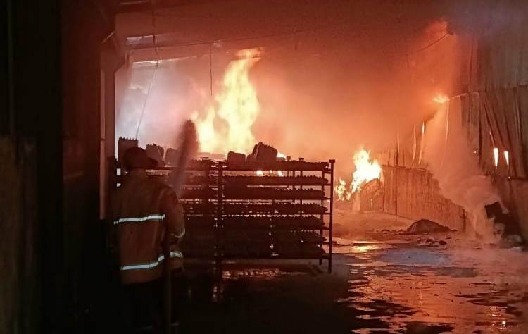 LUDES: Petugas tengah melakukan pembasahan di ruang produksi egg tray PT Alpha Akasia Jaya di Dusun Kaliputih, Desa Kebonagung, Kecamatan Puri, kemarin.