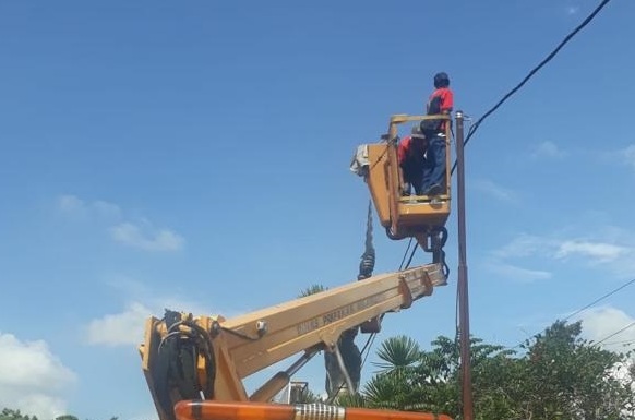 AGAR TERANG: Petugas DPRKP2 Kabupaten Mojokerto tengah memasang rangkaian PJU di Desa Jatidukuh, Kecamatan Gondang dan Desa Randegan, Kecamatan Dawarblandong.