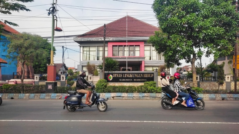 ANTISIPASI: Kantor DLH Kabupaten Mojokerto di Jalan Pemuda No 55 Mojosari mendorong pemerintah desa untuk ikut berperan aktif menangani pembuangan sampah liar.