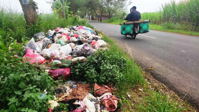 KUMUH: Salah satu sudut bahu Jalan Raya Desa Bicak, Kecamatan Trowulan, menjadi sasaran pembuangan sampah liar hingga tampak menggunung.