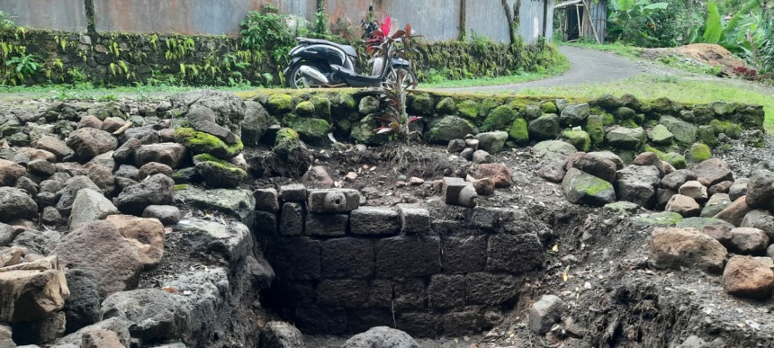 BERSEJARAH: Warga tengah berada di lokasi temuan ODCB di punden Dusun/Desa Kesiman, Kecamatan Trawas, Kabupaten Mojokerto.