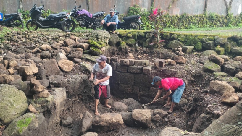 PERLU TINDAK LANJUT: Warga tengah menata batuan andesit ODCB di Dusun/Desa Kesiman, Kecamatan Trawas, kemarin.