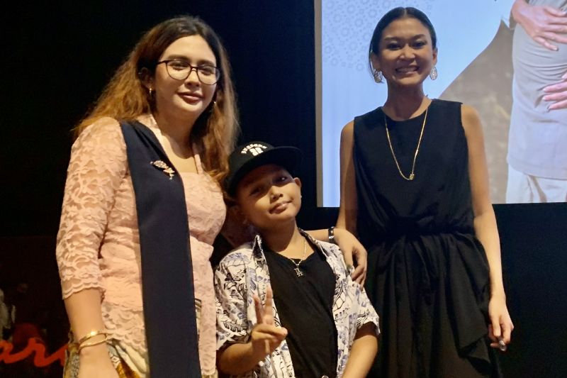 Ninndi Raras (kiri), Kenichi Virendra (tengah), Marissa Anita (kanan) hadir pada pemutaran perdana film
