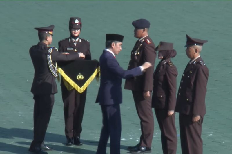 Tangkapan layar - Presiden Joko Widodo menyematkan tanda kehormatan Bintang Bhayangkara Nararya yang dianugerahkan kepada tiga anggota Polri dalam Upacara HUT Ke-76 Bhayarangkara di Kampus Akademi Kepolisian Kota Semarang, Jawa Tengah, Selasa (5/7/2022).