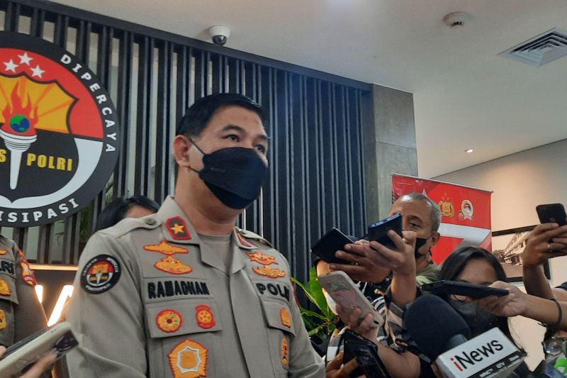 Kepala Biro Penerangan Masyarakat (Karopenmas) Divisi Humas Polri Brigjen Pol. Ahmad Ramadhan memberikan keterangan pers di Div Humas Mabes Polri, Jakarta, Senin (11/7/2022). (ANTARA/Laily Rahmawaty)