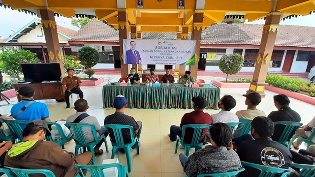 JAMINAN SOSIAL: Anggota Komisi IX DPR RI M. Yahya Zaini bersama Kepala BPJS Ketenagakerjaan Cabang Mojokerto Zulkarnain Mahading saat sosialisasi jaminan sosial ketenagakerjaan di Balai Desa Pohjejer, Kecamatan Gondang, Minggu (31/7).