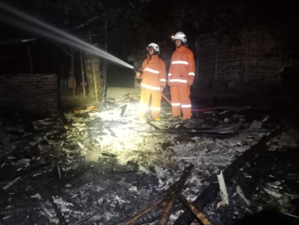 JINAKKAN API: Petugas Damkar BPBD Kabupaten Mojokerto tengah melakukan pemadaman di Dusun Karanglo, Desa Karangkuten, Kecamatan Gondang, terbakar Rabu (20/7) malam.