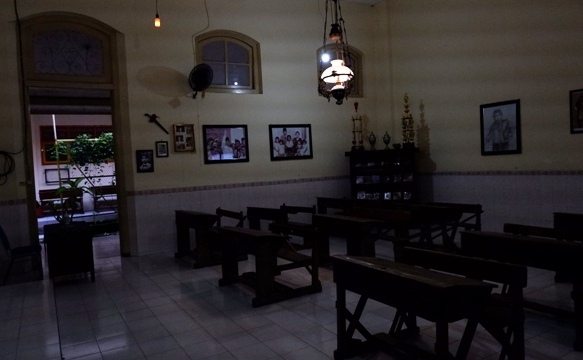 BERUMUR SEABAD: Ruang kelas di SMPN 2 Kota Mojokerto yang dipertahankan dengan bentuk aslinya. Ruangan ini jadi jujukan tamu sejarah perjalanan Soekarno.