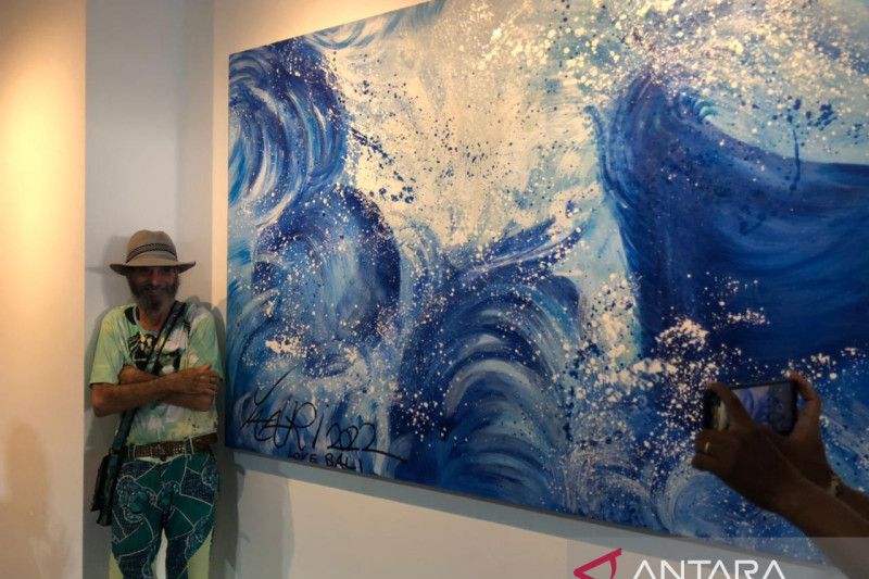 Yaari Rom seniman asal Amerika Serikat yang akan menggelar pameran The Art of Mother Earth di Kuta Bali, Senin (4/7/2022). ANTARA/Ni Putu Putri Muliantari