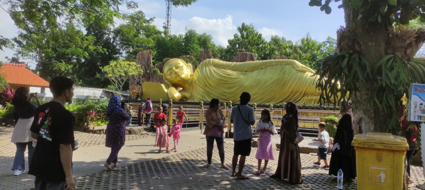 LIBURAN: Suasana Patung Buddha Tidur di Mahavihara Majapahit, Desa Bejijong, Kecamatan Trowulan, Kabupaten Mojokerto, Selasa (12/7). (Arief Hikmawan/Jawaposradarmojokerto)