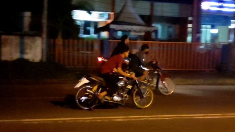 ADU CEPAT: Sejumlah anak muda beradu balap sejak depan kantor Bulog Mojokerto, Jalan RA Basuni Sooko, Mojokerto. (Moch Chariris/Jawaposradarmojokerto.id)