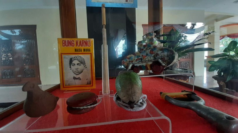 DOLANAN: Alat permainan tradisonal di masa kecil Soekarno koleksi Gubug Wayang Mojokerto. Saat masih anak-anak, Bung Karno hampir tidak memiliki mainan karena karena tidak mampu membelinya. (Rizal Amrulloh/jawaposradarmojokerto.id)