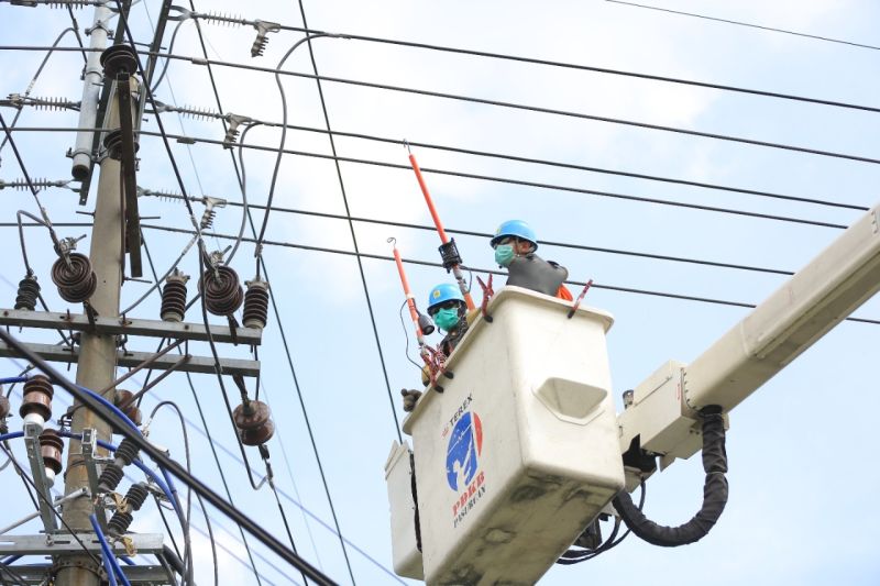 Petugas PLN melaksanaan pengerjaan infrastruktur listrik (ANTARA/HO PLN)