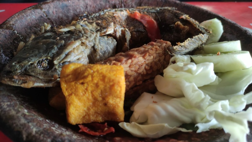 DAGING TEBAL: Sambelan Ikan Kuthuk merupakan sajian kuliner tradisional khas Trowulan, Mojokerto. (Arief Hikmawan/Jawa Pos Radar Mojokerto)