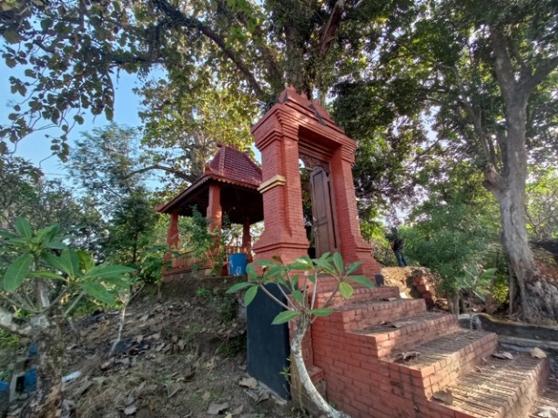 MELEGENDA: Petilasan Empu Supo berada di area pemakaman umum Dusun/Desa Watesumpak, Kecamatan Trowulan. Bekas tempat singgah ahli keris era Majapahit ini dikeramatkan. (Yuliandto Adi Nugroho/Jawaposradarmojokerto.id).