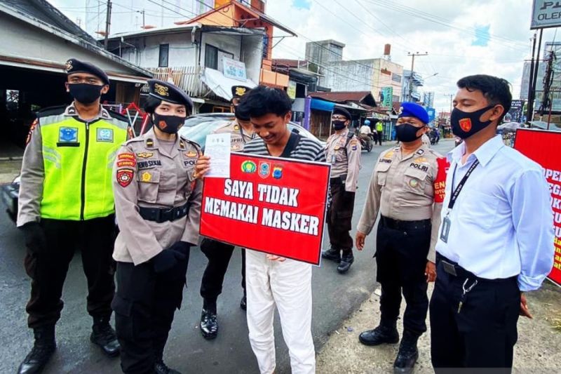 Satgas Kepatuhan Protokol Kesehatan Polda Kalsel menindak secara humanis warga tak menggunakan masker. (ANTARA/Firman)