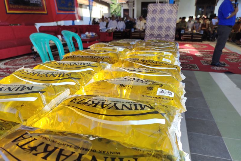 Produk minyak curah kemasan rakyat Minyakita yang siap didistribusikan di pasar murah minyak goreng di Lampung. Bandarlampung, Sabtu (9/7/2022). ANTARA/Ruth Intan Sozometa Kanafi.