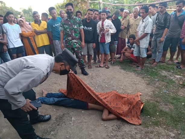 NAHAS: Warga mengelilingi jasad korban yang diduga bunuh diri di Desa Cinandang, Kecamatan Dawarblandong, kemarin.