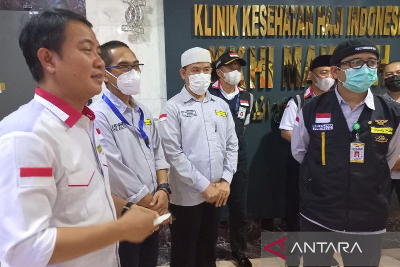 Kepala Pusat Kesehatan Haji Budi Sylvana (kanan) di Mekkah, Jumat (22/7/2022) (ANTARA/Desi Purnamawati)